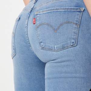 Helt oanvända Levis jeans med låg midja. De är skinny jeans och är i storlek 24 som sitter ungefär som en xs. Dom är jättesköna men kommer tyvärr aldrig till användning. Köpta för 1000kr säljer för 250kr. Köparen står för frakten🖤❤️
