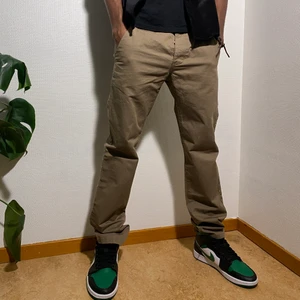 Debenhams Red Herring khaki byxor  - Oanvända byxor i bra kvalite. På lappen står storlek som   ”Size 30R to Fit Leg, 32”/81.5 cm”