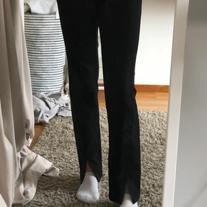 Kostymbyxor med slits - Svarta kostymbyxor från nakd med slits, storlek 34. Köpare står för frakt:)