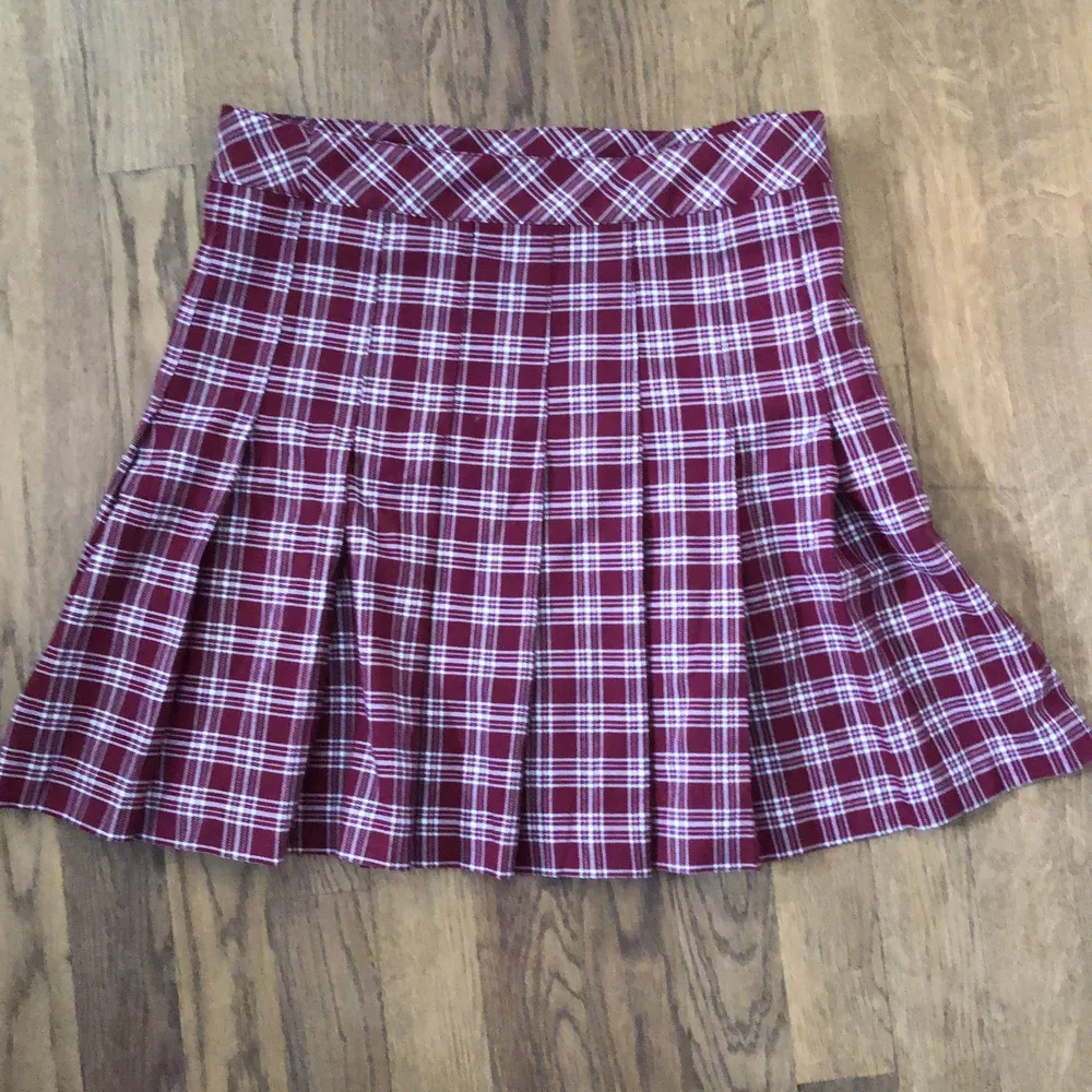Gullig kjol köpt på H&M i 2019, inte min stil längre. Den är väldigt bekväm och söt. Perfekt för hösten<3. Kjolar.
