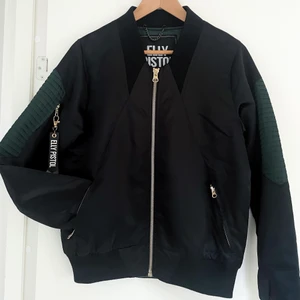 Elly Pistol bomberjacka - Supersnygg bomberjacka från Elly Pistol, nyskick, storlek Medium. Jag brukar ha Small i överdelar, jackan blir snyggt oversizead. Kommer inte till användning. Materialet är av hög kvalité. 