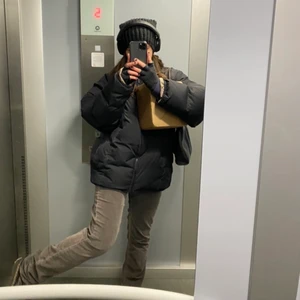 Bruna jeans 7 for all mankind - Lågmidjade. Färgen beror på ljuset mrn skulle säga att de är brungrå. Står att de är storlek 30 o jag har vanligtvis 26/27 i midjan. Jag e 164 cm :) (osäker på om de får plats i postnord M paket men går att diskutera vid köp)