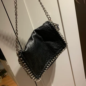 stella macCartney liknande väska - INTRESSEKOLL på denna superfina väska säljer vid bra bud lägsta bud är 300 KÖP DIREKT FÖR 400! 