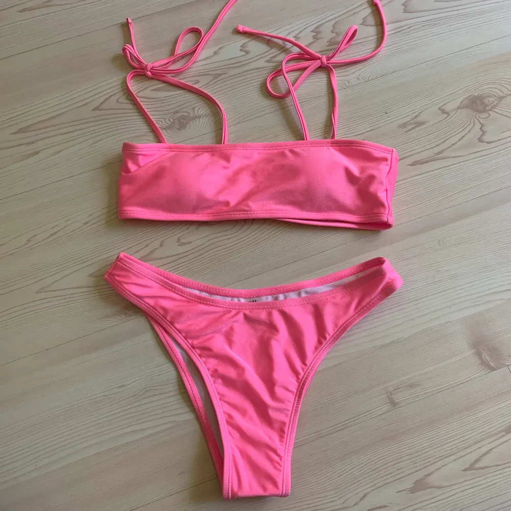 Helt ny och oanvänd rosa bikini!! Den är endast testad men den va tyvärr för liten för mig och därför säljer jag den! Den är i en jättefin skimmrig rosa färg💗💗 50 kr exklusive frakt. . Övrigt.