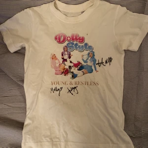 Dollystyle tröja från en konsert! 🦋🦋🦋 - Andvänd ganska mycket för flera år sedan. Signerad av dom i dollystyle <3 