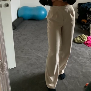 Beiga kostymbyxor  - Beiga kostymbyxor från NAKD. Supersköna och passar till allt. Sitter väldigt snyggt och är perfekt längd (om man är som jag och gillar länge byxor i alla fall)  är i storlek 34. Nypris: 499