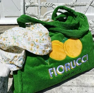 Totebag Fiorucci - Superhärlig totebag i frote material från fiorucci! Säljer pga har inte plats för yttligare en väska. Nyskick och slutsåld på zalando🍋Skickas spårbart med postnord och frakten står köparen för🍋