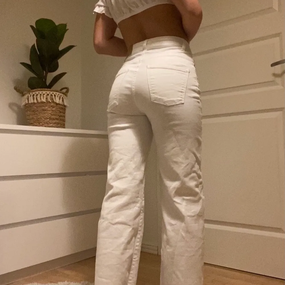 Snygga vita breda jeans med snygg passform. Där är även en snygg detalj med slitningar där nere! Oanvända.. Jeans & Byxor.