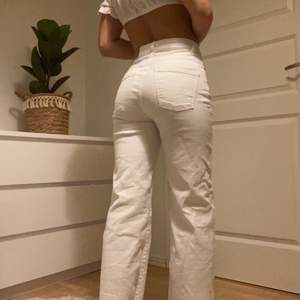 Snygga vita breda jeans med snygg passform. Där är även en snygg detalj med slitningar där nere! Oanvända.