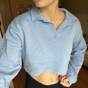 Tröja från NAKD - Blå tröja från NAKD x Queen of Jetlags i strl S.