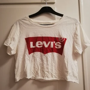 Crop top  - Fake Levi's, ser dock inte så jättefake ut. Har blivit croppad själv. Köpt secondhand men har inte använt den själv så mycket. Plagget i sig har ett lägre pris men frakten kostar fortfarande lite. 