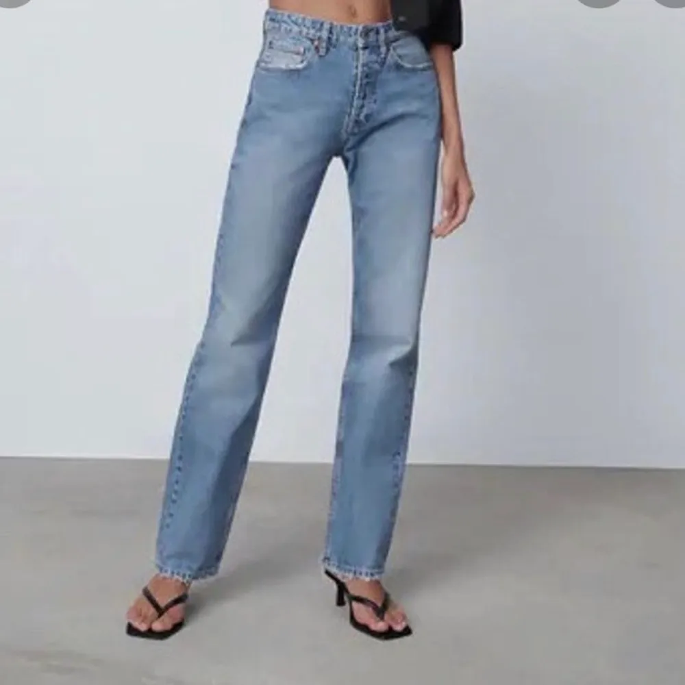 Säljer nu mina älskade mid rise straight jeans från zara då dem blivit för stora för mig. De är i bra skick och i storlek 40 men skulle säga att de sitter snyggt oversized på en 38!! Jag säljer dem i färgerna på de två första bilderna, den tredje är hur de sitter på mig! Säljer för 400kr + frakt! Pris kan diskuteras💕 !!DE PÅ BILD 2 ÄR SÅLDA!!. Jeans & Byxor.