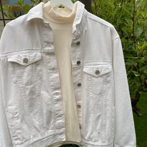 Vit jeansjacka🤍 - En superfin vit jeansjacka från missguided! Den är aldrig använd så i helt nyskick. Jag säljer den då den aldrig kommit till användning, är inte riktigt min stil. Den är i storlek 36 men är ganska oversized i modellen så skulle säga att den passar både större och mindre storkar beroende på hur man vill att den ska sitta🤍