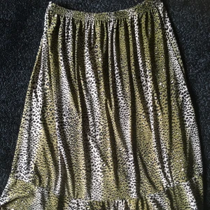 Midi-skirt🍄 - En grön lång kjol med leopardmönster🤍🍓🍃🍄 skriv för mer information 
