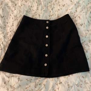 Vacker svart sammet kjol som kommer från HM! Storlek:36 men passar även 38. Skriv vid intresse, köparen står för frakt! 🤩