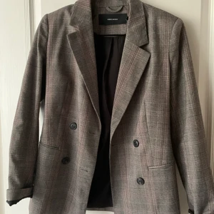 Kavaj - Säljer även denna superfina kavaj då den inte kommer till användning längre! Använd ett fåtal gånger men fortfarande i bra skick!!