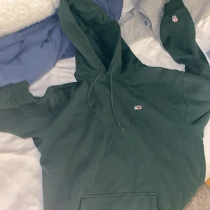 Tommy hilfiger hodie  - En hodie perfekt för att ge till din brud nu Nör de börjar bli kallt. Ni få även en ful klass hodie på köpet:)