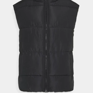 Monki väst str S - Säljer denna skitsnygga (helt nya) västen från monki! Prislappar kvar, skriv för mer bilder! Säljer den då jag redan har en väst jag använder. ❤️