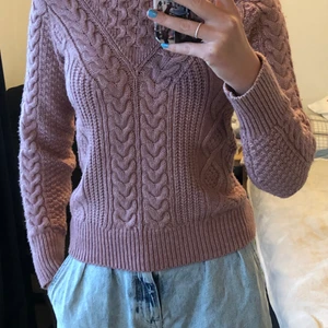 Abercrombie & Fitch S - M  - En mysig stickad tröja från Abercrombie & Fitch i storlek S - M. Passar väldigt bra till höst och vinter månaderna. Ger mycket värme. Svarar på alla eventuella frågor i chatten.