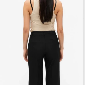 Svarta Kostymbyxor  - Säljer mina superfina älskade kostymbyxor. Dessa är verkligen mina favoritbyxor, meen dessa passar inte mig längre. De är i storlek 38, men skulle snarare säga 36, eventuellt 34.