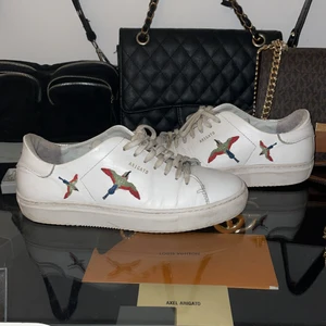 Axel arigato - Kollar intresset på mina Axel Arigato. Använda i ca ett halvår men bra skick. Buda här eller köp Direk inklusive frakt för 1000kr🤍🤍🤍