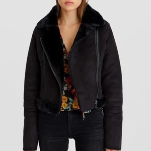 Jacka - Snygg pilotjacka från stradivarius, köpt för 559kr förra året. Den är i använt skick men fortfarande i fint skick. Super clean, passar till mycket. 