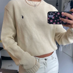 Stickad tröja  - Så mysig stickad tröja från Ralph lauren men måste sälja pga att den ej används. Fint skick och är i storlek M men passar fler storlekar beroende på önskad passform💙🌈 BUD:450kr