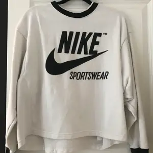 Säljer min Nike sweatshirt, har en liten fläck på tröjan. Strl M.