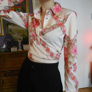 Blommig rosa 70tals skjorta 💕 - Jättefin skjorta från Kurt Kellerman Stockholm. Genuin 70 tals pärla 😍 vintage storlek 44 men passar mer som medium. OBS om du köper mer än ett plagg är frakten gratis! 