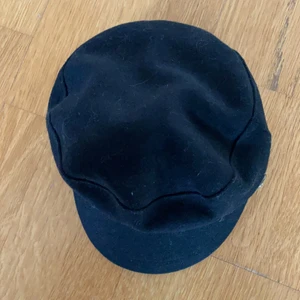 Svarta hatt - Svart hatt köpt på ginatricot. Helt oanvänd