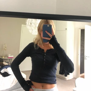 Ribbad tröja  - Ribbad långärmad tröja i en marinblå färg med knappar:) köparen står för frakten!!!