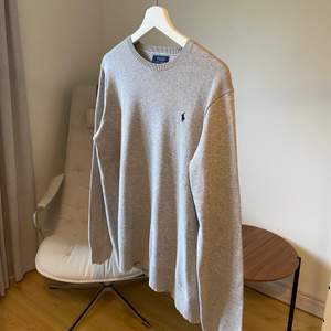 En Ralph Lauren tröja i storlek small. Enkel och stilren tröja. Säljs pga att den tyvärr inte kommer till användning längre. I övrigt är tröjan i bra skick!