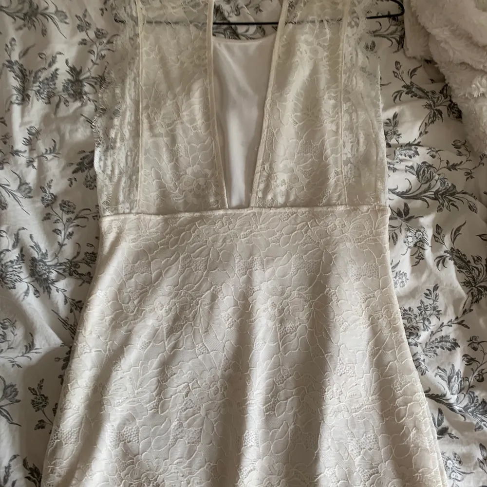 jättefin vit spetsig klänning med öppen rygg som sitter tajt på kroppen. köpt på hm för några år sedan men knappt använd så är som ny.😊💖. Klänningar.