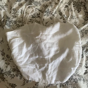 linne tröja  - jättefin söt sommar topp som kan även användas på hösten. linne material och köpt på hm. jättefin knytning där bak som gör att man kan justera hur den sitter på.💖