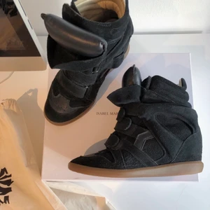 Isabel Marant Bekett  - Kollar intresset för mina Isabel Marant sneakers. Väldigt bra skick. Köpta för 4200kr på Mytheresa. Buda från 2200kr eller köp direkt för 2400kr. Dustbag och låda tillkommer 💘