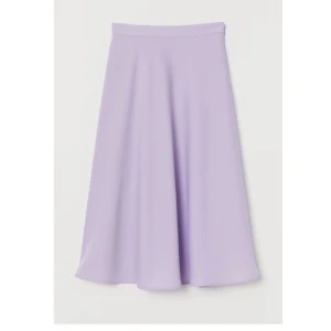 Lila satinkjol från H&M - Knappt använd pastellila kjol från H&M i storlek 36.