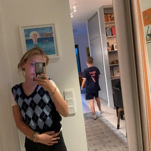 Rutig väst  - Skit snygg rutig väst i färg mörkblåa och ljus blå! Kommer inte till så mycket andvänding! Jag älskar den men kommer inte till andvänding. Nypris:286 säljer för 150🥰(köparen står för frakt) 