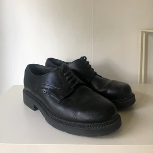 Låga kostymskor - Låga kostymskor i grövre modell, i bra skick! Supersköna att gå i och liknar den låga modellen Dr. Martens.