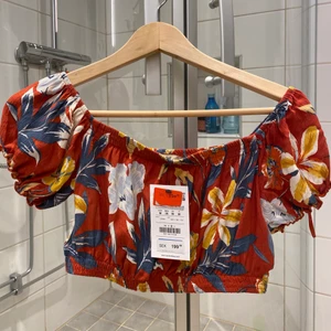 Topp - En oanvänd topp från pull&bear. I storlek M men liten i storleken 