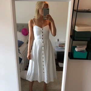 Sommarklänning - Klänning från H&M inköpt förra sommaren. Sparsamt använd.