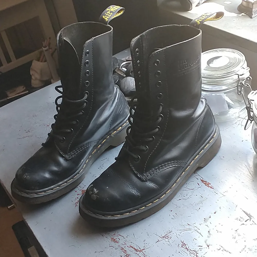 Ett par väl använda Dr Martens som ändå har lite kvar att ge. De är ganska slitna (se bilder) men docs tål det mesta! . Skor.