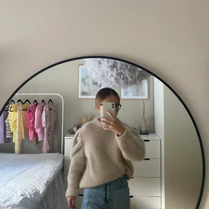 stickad tröja - en glittrig stickad tröja från Zara som aldrig är använd ! den är i storlek 164 men passar också xxs-s då jag också använder de storlekarna ! tröjan sticks inte & är i nyskick :) 