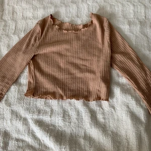 Beige basic tröja - Säljer en beige tröja ifrån Shein, använd ca 2-3 gånger. Kommer inte till användning längre🤎🖤 Den är i storlek S men passar också xs skulle jag påst🧸 kontakta som vanligt vid frågor eller annat💌