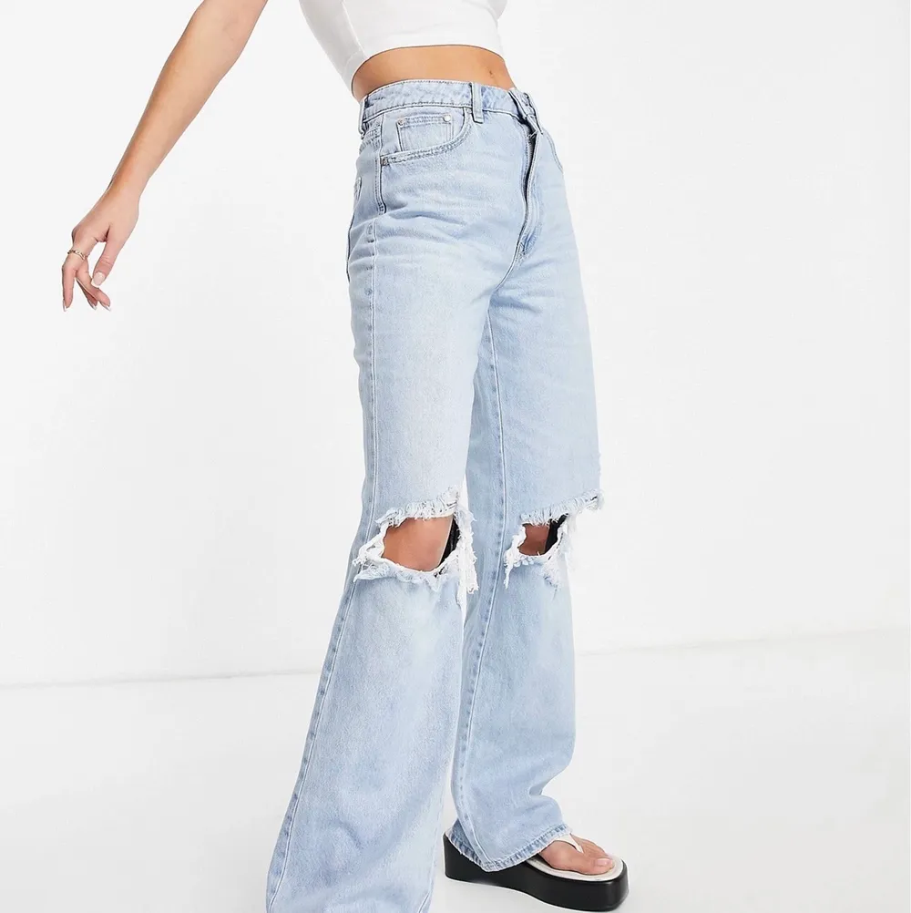 Säljer dessa jeans ifrån Asos 💜 Storlek 34 men är ganska långa i benen. Helt oanvända med lapparna kvar! . Jeans & Byxor.