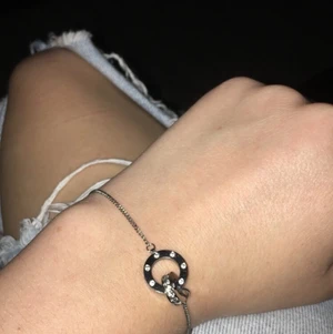 silver armband - ett jätte gulligt armband i äkta silver. Inga slitningar och alla små diamanter är kvar, ingen har lossnat. Jättefint skick, frakt 12kr🤍