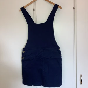Hängselklänning  - Hängselklänning i jeans, asos, 36, mörkblå, helt oanvänd 