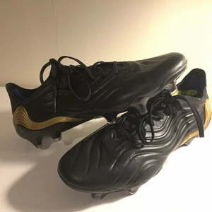 Fotbollsskor Copa Adidas Sense.1. Storle - Storlek, 43 1/3. Säljer ett par riktigt bra fotbollsskor, har använt dom 2 gånger under träning. Dom är annars i helt nytt skick, säljer pga att dom inte riktigt passade på mig 100%. Köpte dem för 2000kr och skulle säga att 1700 är ett rimligt pris om man tänker hur nya dom är.