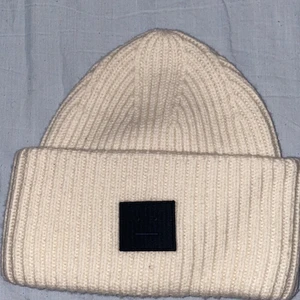 Acne mössa (Pansy) - Säljer min Acne mössa, skick 9/10 använd fåtal gånger och är i nästan ny skick.