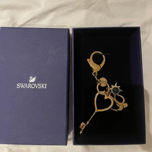 Nyckellås i guld❤️❤️ - Super fint nyckellås i guld färg med super söta detaljer, från Swarovski, helt ny!!! 3 för 2 på allt❤️💞💞