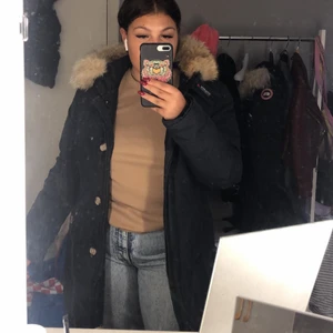 Woolrich - Hej säljer min skit snygga woolrich jacka som e fin nu till vintern köpt för 7000kr köpt för 2 år sen🤎🤎det är storlek XL men passar som en M dom e små storlekarna!